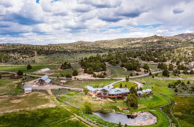 The Wildflower Majestic Lodge Near Zion and Bryce, sleeps 18+, private ranch