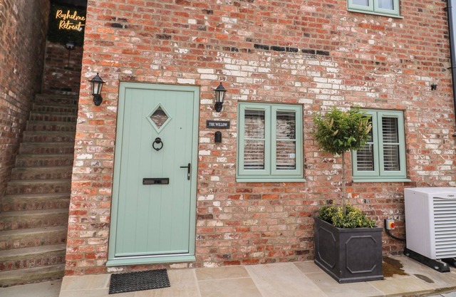 THE WILLOW, with hot tub in Drax, North Yorkshire