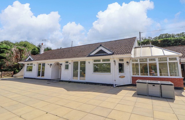 THE WILLOWS, pet friendly, with hot tub in Llangollen