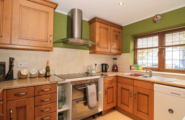 THE WILLOWS, pet friendly, with a garden in Minehead