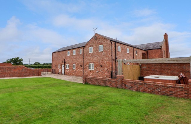 THE WING, pet friendly, luxury holiday cottage in Bangor-On-Dee