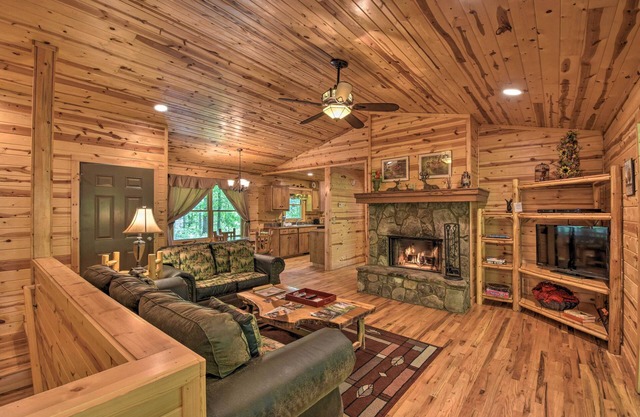 ‘The Wishing Well’ Cabin w/Pool Table & Firepit!