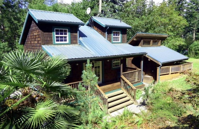 The Woodpecker Cabin on Guemes Island with Hot Tub!