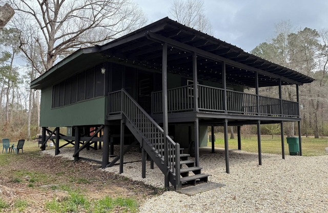 The Woods Camp w/fire pit, propane grill, and waterfront view on the River