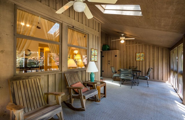 The Woods - Cozy Townhouse with Amenities!