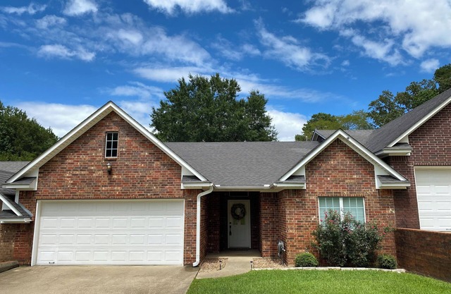 The Woodsy Townhouse- 2 bed 2 bath- Weekend Away or Work Remotely!