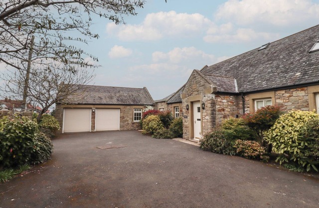 THE WYND, family friendly, country holiday cottage in Bamburgh