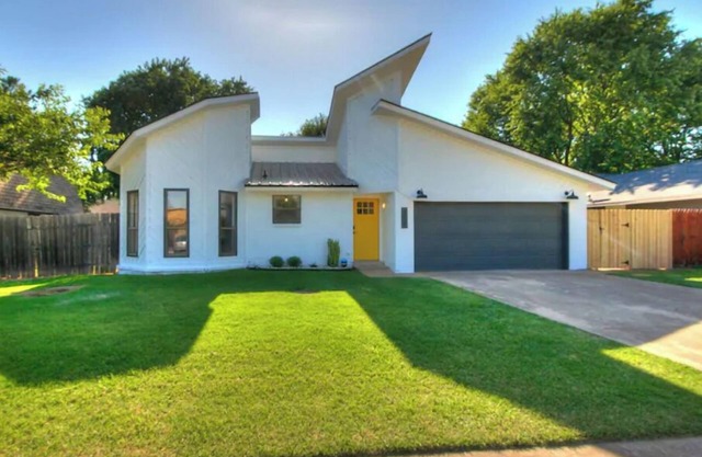 The Yellow Door - West Side Norman Retreat & Pool
