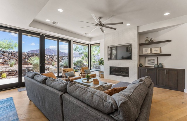The Yucca Flower #11: Dog Friendly + Luxury Home