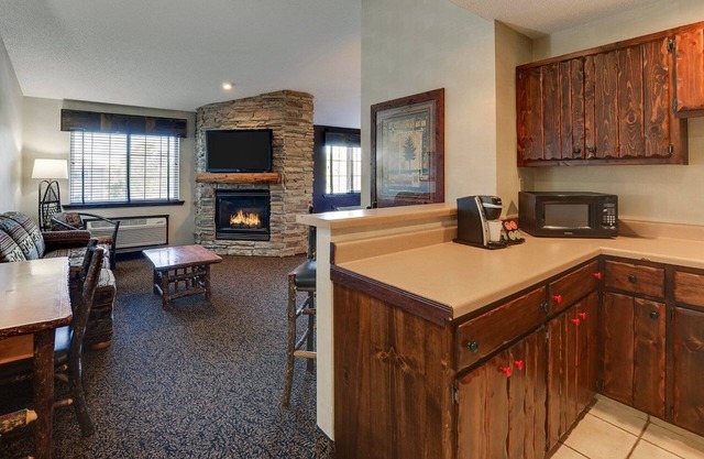 Theme Suite w/Kitchenette & Dry Bar! Stoney Creek Des Moines, Parking