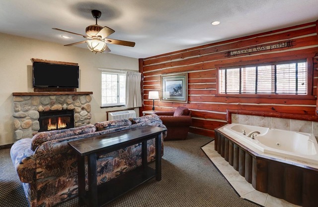Theme Suite w/Whirlpool in Stoney Creek Des Moines! Fireplace & Dry Bar