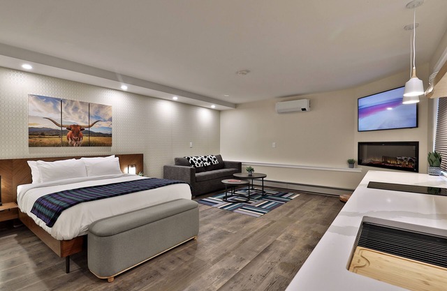 There Will Be Snow w/Kitchenette, WiFi, TV, Fireplace. Close to Resort on the Shuttle Route
