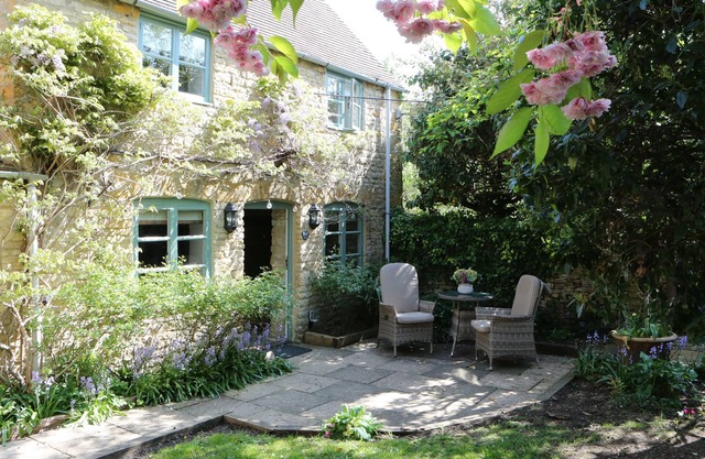 Thimble Cottage, Lower Slaughter - sleeps 2 guests in 1 bedroom