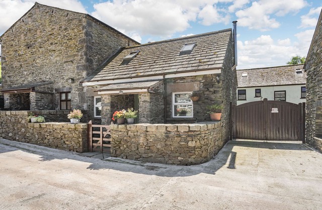 THIMBLE COTTAGE, luxury holiday cottage, with open fire in Pennington