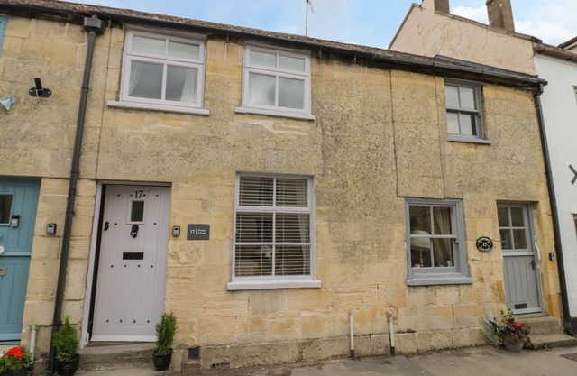 THIMBLE COTTAGE, pet friendly, with open fire in Winchcombe