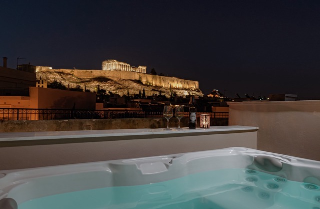THIRAMENOUS RESIDENCE - ATHENA SUITE with Rooftop Hot Tub
