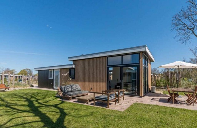 This 4-person chalet is ready to welcome you on the edge of the park. The chalet has a modern living