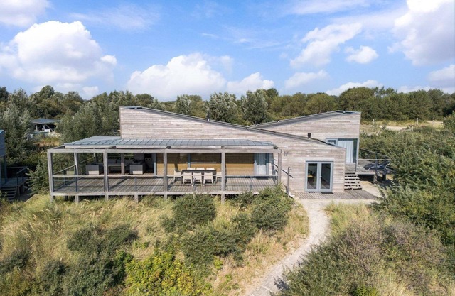This 4-person Villa Super VIP offers a unique panoramic view over the water and features a wonderfully spacious terrace.