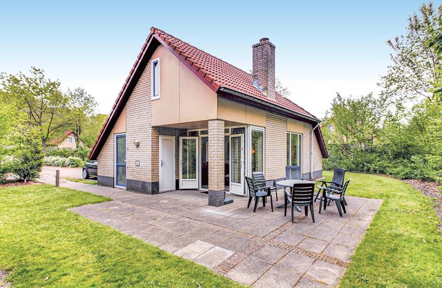This 6-person vacation home in Dalfsen - Overijssel is especially popular with families.