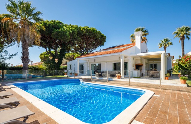 This amazing villa located at Quadradinhos with 4 bedrooms and 3 bathrooms. nn