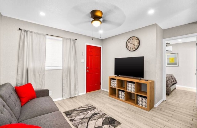 This apartment is a 1 bedroom(s), 1 bathrooms, located in El Paso, TX.