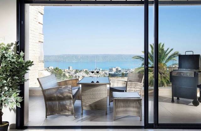 This apartment is a 12 bedroom(s), 9.5 bathrooms, located in Tiberias, North District.