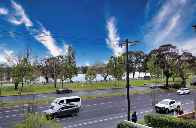 This apartment is a 2 bedroom(s), 2 bathrooms, located in Melbourne, VIC.