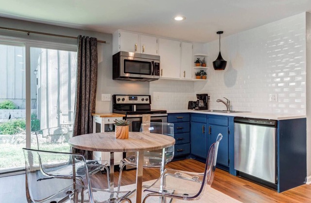 This apartment is a 2 bedroom(s), 1 bathrooms, located in Kansas City, KS.