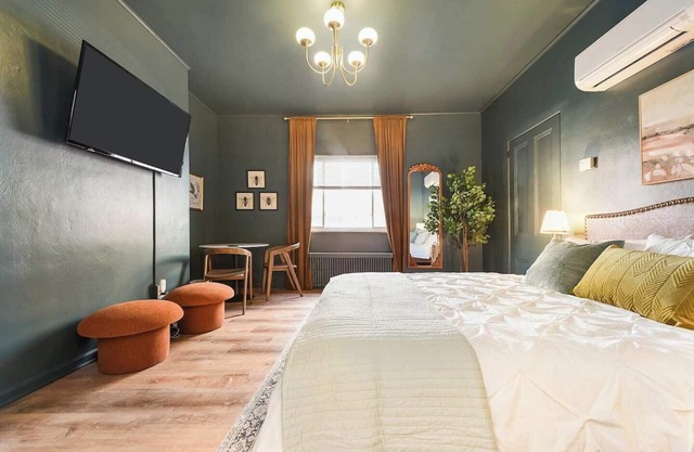 This apartment is a 2 bedroom(s), 1 bathrooms, located in Pittsburgh, PA.