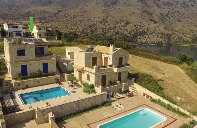 This appealing vacation home is located on the top of the hill and offers an ideal location, combini