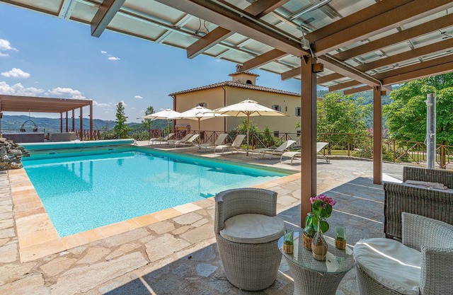 This beautiful and characteristic villa with outbuildings is the ideal solution for your vacation in