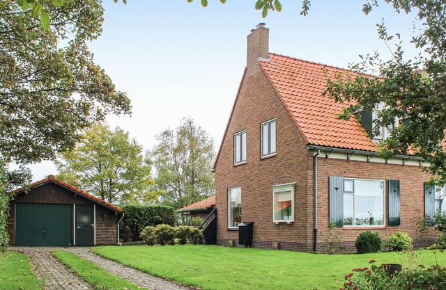 This beautiful, child-friendly semi-detached house for 4 people is located on a large plot of no les