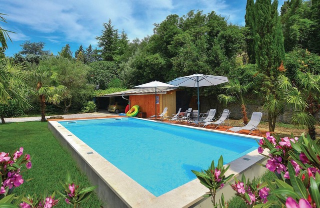 This beautiful cottage is located just a few meters from the sea, near the nature park Se.