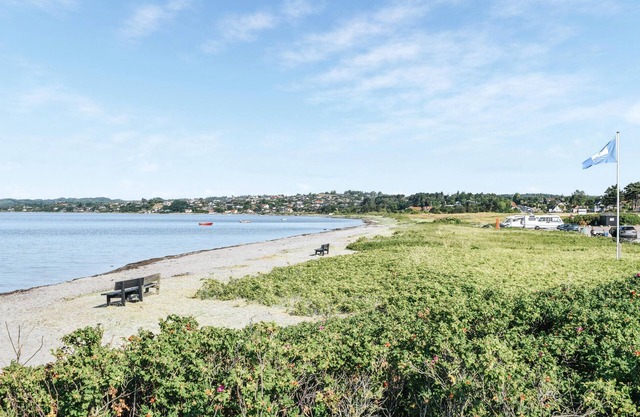 This beautiful vacation home in Vibæk Strand convinces with a simple Scandinavian interior.