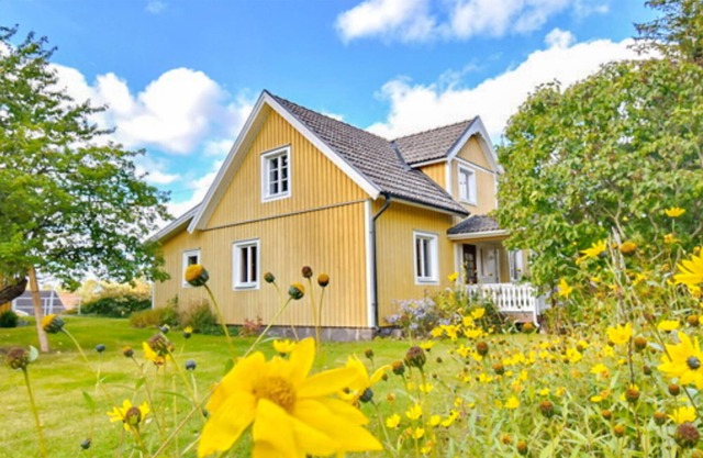 This beautiful vacation home is located in Mörlunda.