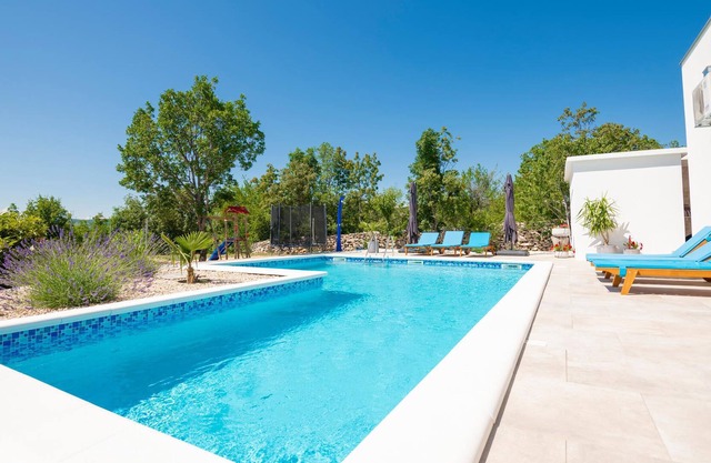 This beautifully furnished and well-equipped vacation home is located in inland Dalmatia and offers