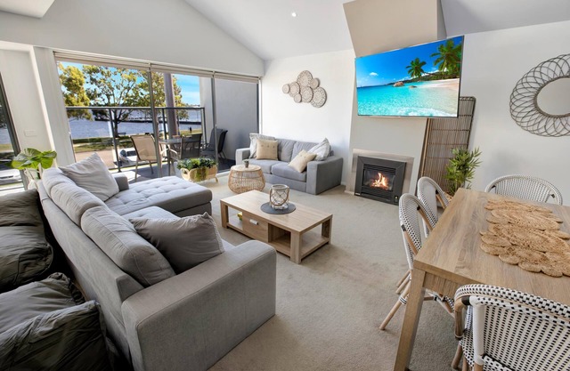 This beautifully presented apartment is right in the heart of Paynesville