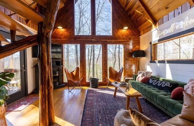 This cabin is a 2 bedroom(s), 2 bathrooms, located in Stanton, KY.