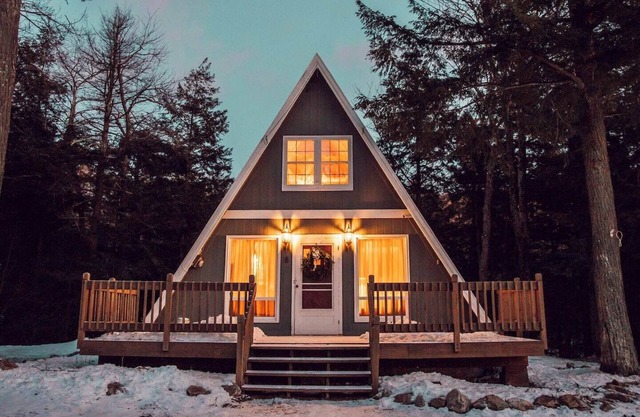 This cabin is a 2 bedroom(s), 1.5 bathrooms, located in Winhall, VT.