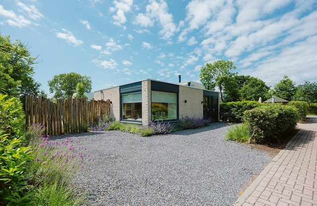 This completely renovated, tastefully decorated bungalow (non-smoking) is located within walking distance (1.5 km) of the Ouddorp beach.