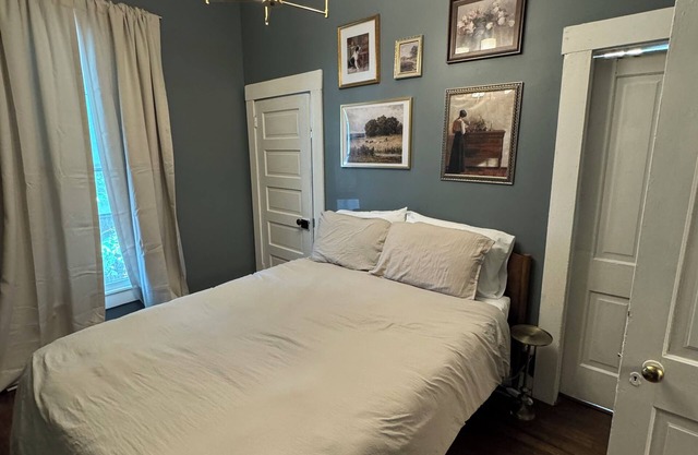 This Cottage is walking distance to downtown and local restaurants