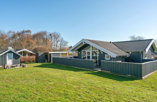This cottage offers ideal conditions for a relaxing vacation with walks on the beach, mountain bike