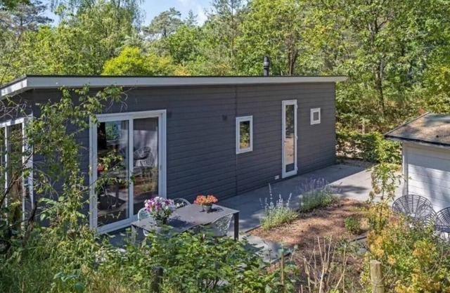 This cozy 4 person lodge is located just outside Nunspeet in the middle of nature.