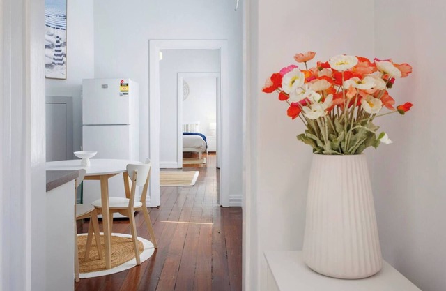 This cozy Airbnb is just a short walk to South Beach and the vibrant South Fremantle hub,