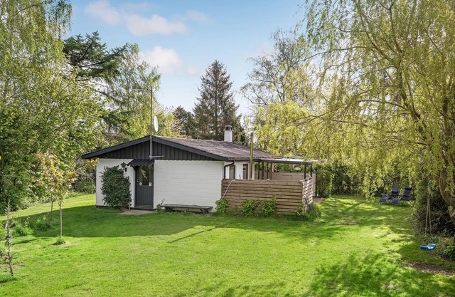 This cozy cottage is located in Sortsø Strand, near Stubbekøbing.