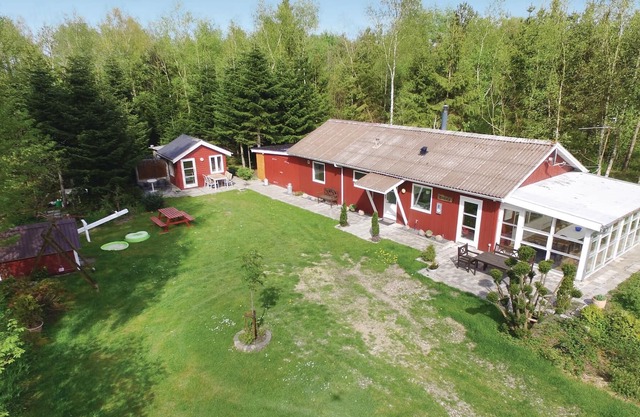 This cozy cottage is family friendly furnished with kitchen and living room with fireplace in open c
