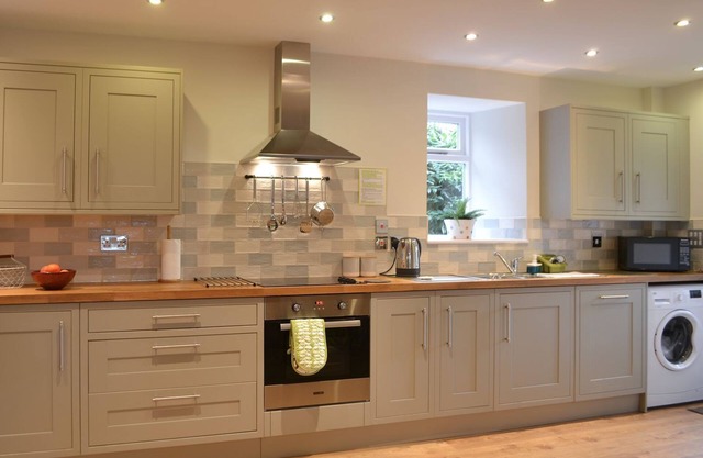 This detached cottage with beautiful views is perfect for families or couples, who wish to explore t