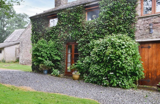 This family cottage is an ideal touring base for the Wye Valley and River Usk.