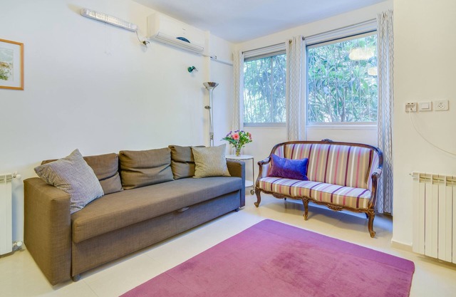 This first floor one bedroom apartment is a quiet retreat for busy tourists