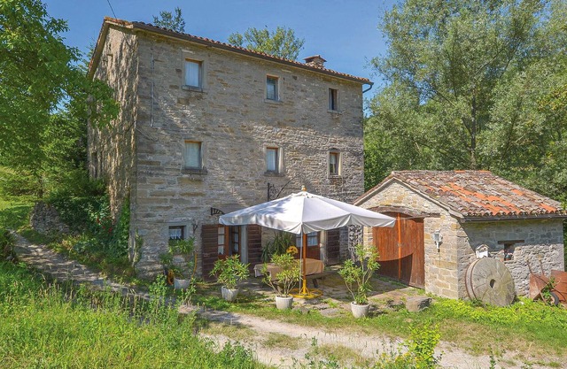 This former mill is now a cozy vacation home, ideal for guests who seek proximity to nature.